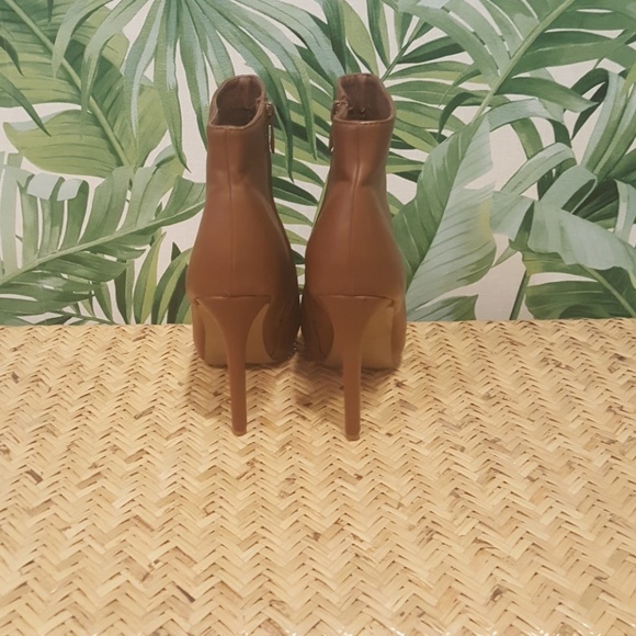 💖 Cognac Ankle Booties w Gold Peep Toe 💖 - Picture 4 of 5